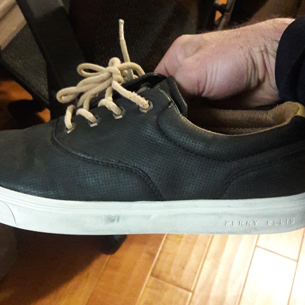 Perry Ellis. Size 9